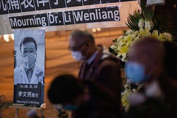 2020年2月7日，民众在香港街头悼念李文亮医生。