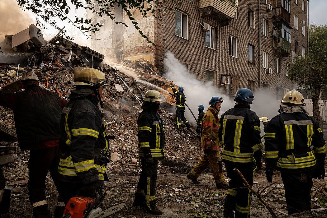 乌克兰扎波里日亚，一枚导弹击中一幢居民楼后，人们在废墟中搜寻。本周，随着俄罗斯的军事行动陷入停滞，俄罗斯对乌克兰的平民目标发动了一系列袭击。