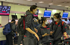 载誉归来！中国女篮乘南航专机从悉尼回国，值机被澳洲工作人员追星，非常有风度（视频/组图）