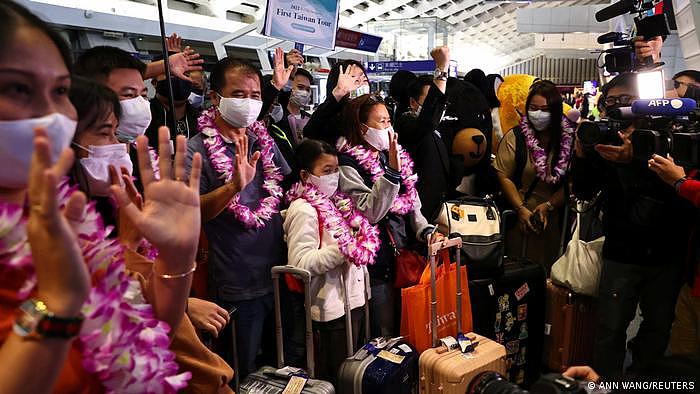 台湾向国际旅客重开大门，来自泰国的第一批团客13日抵台。