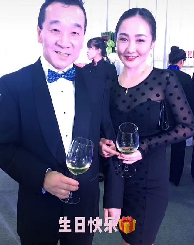 老戏骨刘亚津庆63岁生，祖孙三代同框笑容满面，长相宛如复制粘贴（组图） - 4