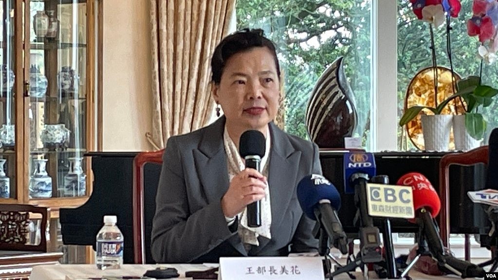 台湾经济部长王美花2022年10月13日在华盛顿西北区双橡园举行记者会。(美国之音锺辰芳拍摄)