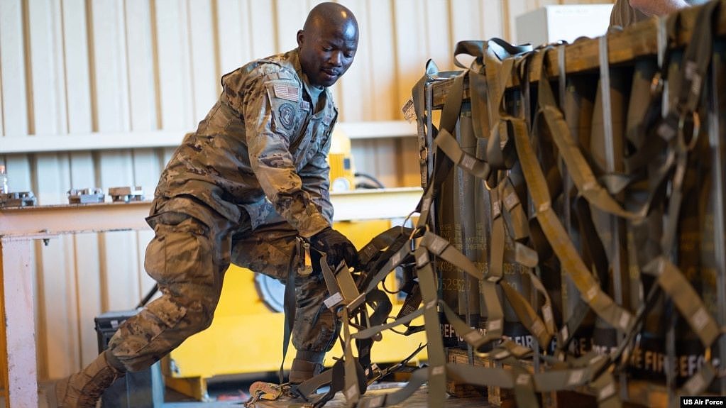 资料照片：美国空军士兵在加利福尼亚州特拉维斯空军基地固定一个满载装备的托盘。