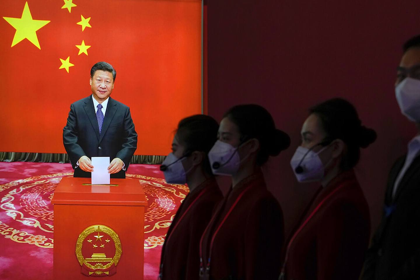 圖為10月12日，北京。中共第20次全國代表大會即將舉行，人們站在習近平的海報前。（AP）