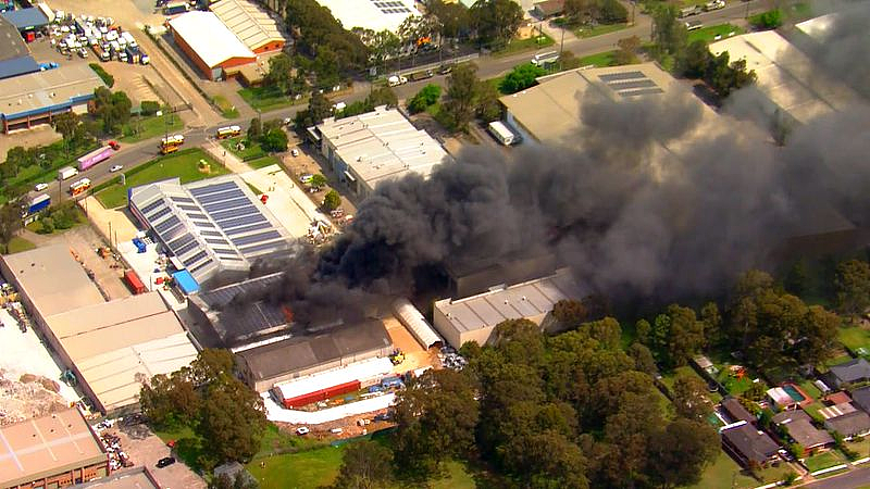 悉尼工厂突发火灾，浓烟滚滚！超70名消防员出动，道路关闭（组图） - 2