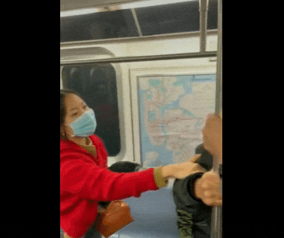纽约地铁一男子要亚裔夫妇摘口罩：新冠不存在（组图） - 4