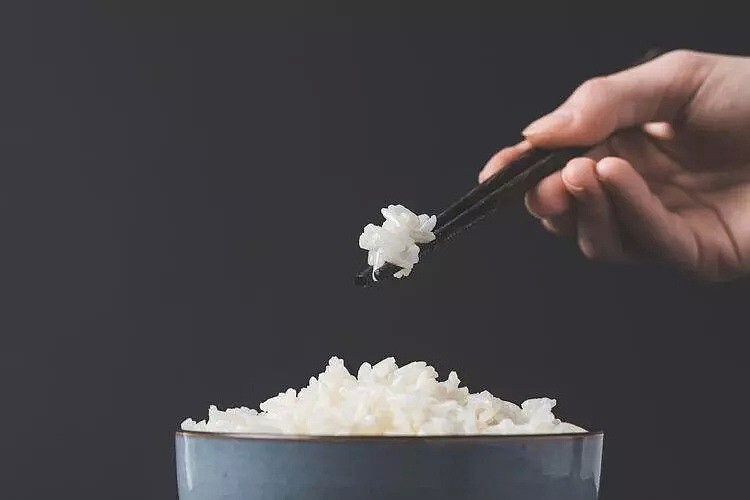 华人爱吃的米饭二次加热会致癌？再次提醒：5种食物不建议隔夜吃，减少风险（组图） - 2