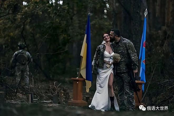 乌版“圣女贞德”：乌军知名女狙击手举行战地婚礼（组图） - 2