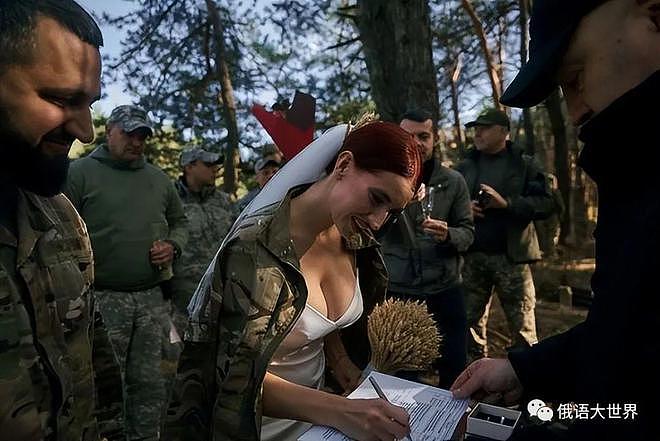 乌版“圣女贞德”：乌军知名女狙击手举行战地婚礼（组图） - 3