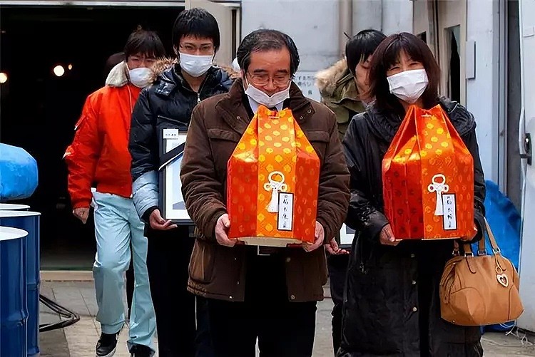 中国人控制日本殡葬，安倍成热点：生前对华警惕，死后难躲中国产品（组图） - 4