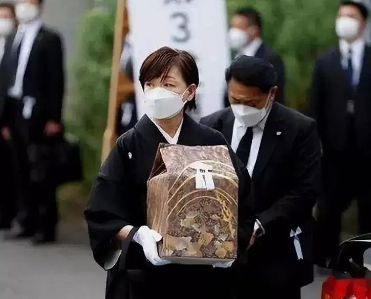 中国人控制日本殡葬，安倍成热点：生前对华警惕，死后难躲中国产品（组图） - 6