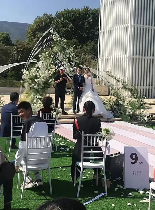 孟非在南京高尔夫场做婚礼主婚人，模样消瘦朴素，曝出场费12万起（组图） - 2