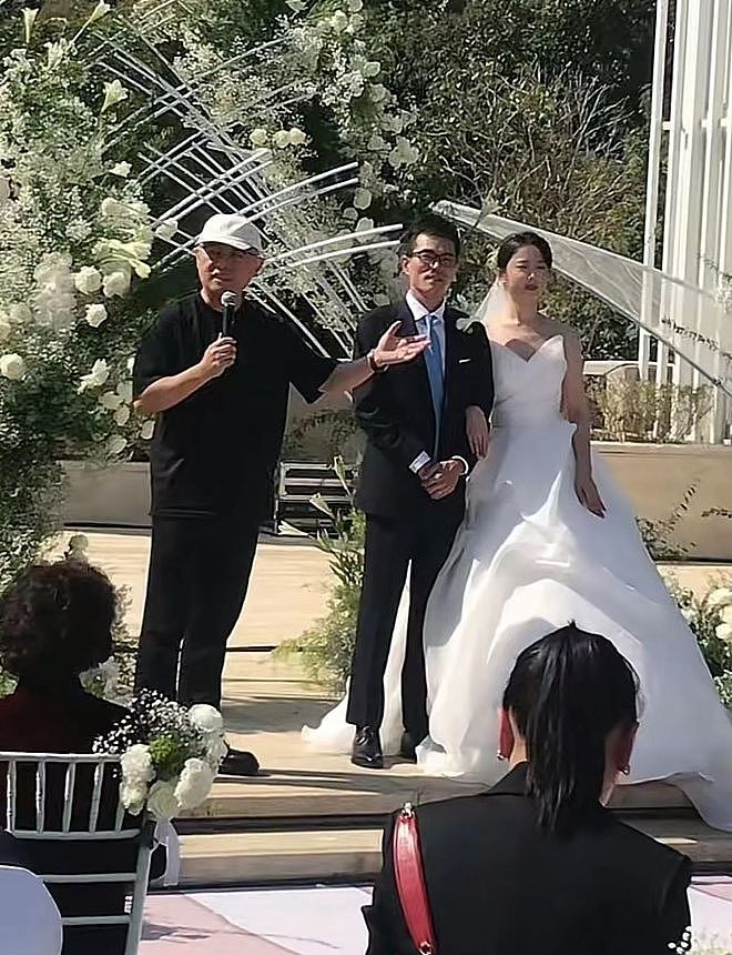 孟非在南京高尔夫场做婚礼主婚人，模样消瘦朴素，曝出场费12万起（组图） - 3