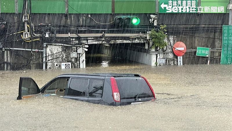 台灣受到尼莎颱風影響降下豪大雨，新北市汐止區南陽街頓成汪洋一片。（圖／翻攝畫面）