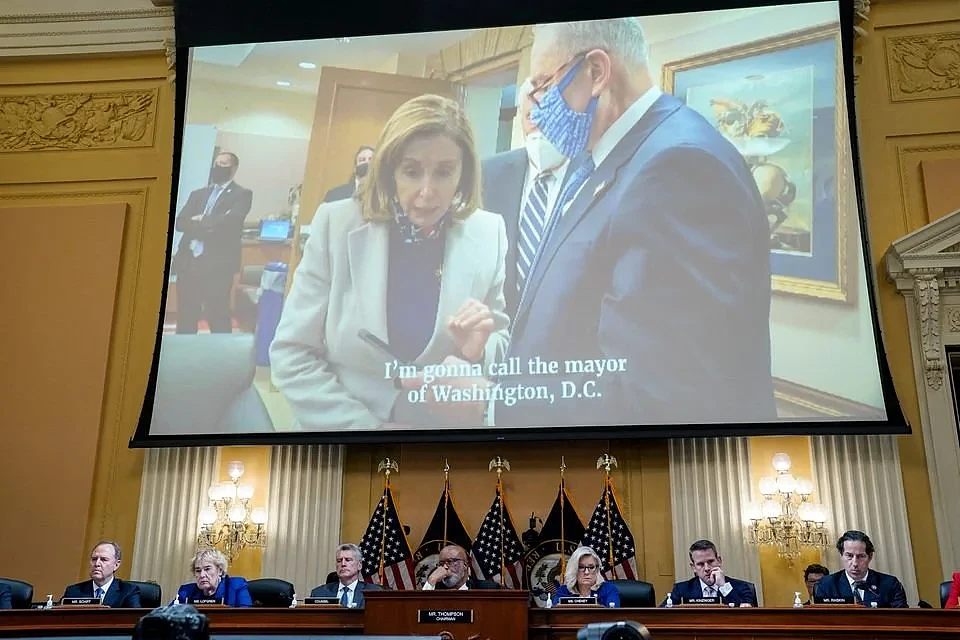 10月13日，美国众议院特别委员会播放了“1月6日国会山事件”的视频 图源：路透社
