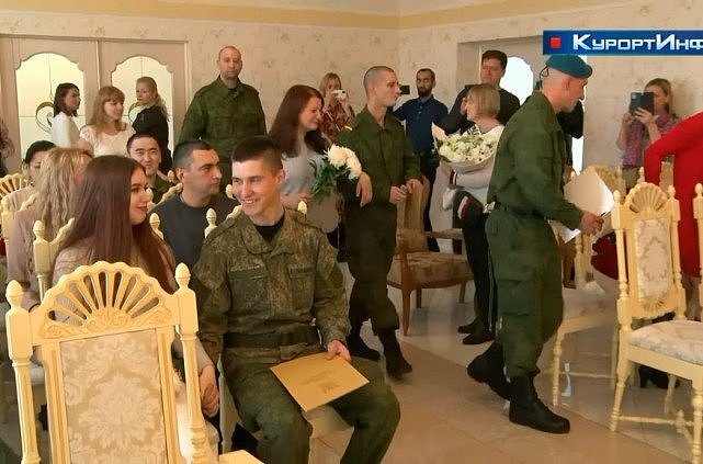 俄罗斯10对新人一起举行“快速婚礼”，新郎即将奔赴前线，惹争议（组图） - 2