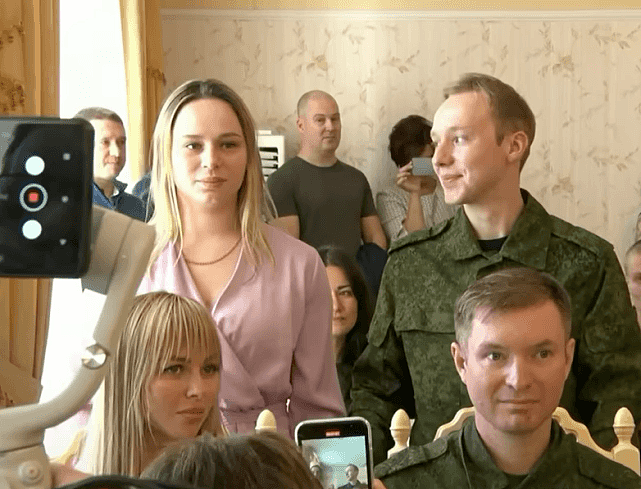 俄罗斯10对新人一起举行“快速婚礼”，新郎即将奔赴前线，惹争议（组图） - 5