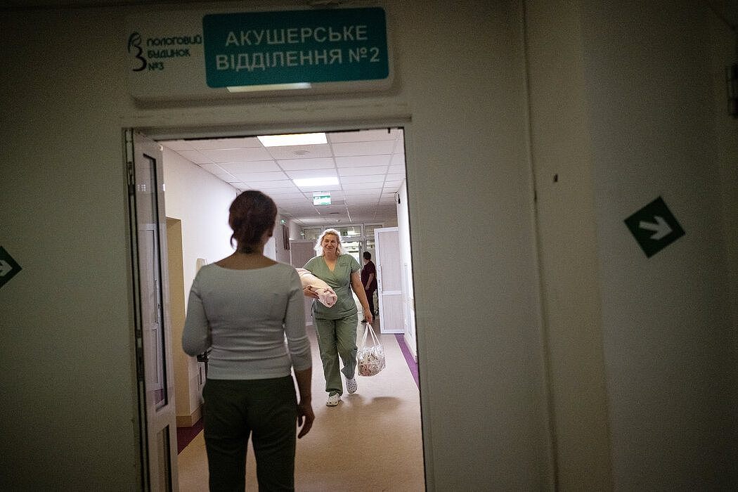一位护士把新生儿交给代孕机构老板斯维特拉纳·布科斯夫卡。这个孩子是今年8月在基辅一家妇产医院由布科斯夫卡的一位代孕母亲生下的。