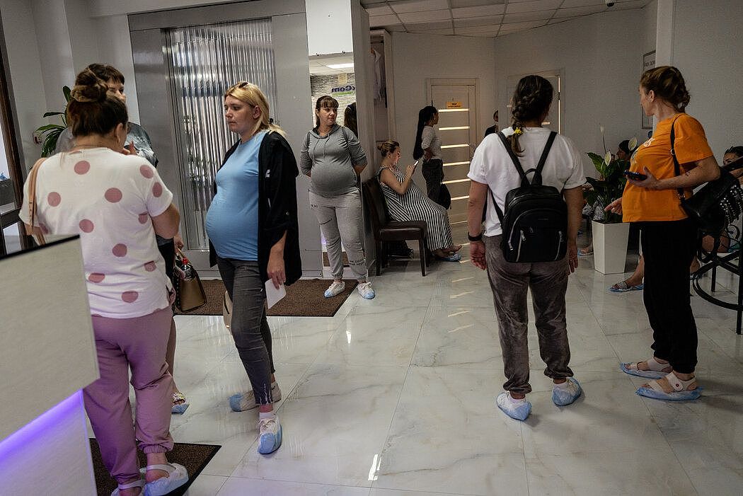8月，乌克兰代孕母亲在基辅的BioTexCom诊所等待检查。
