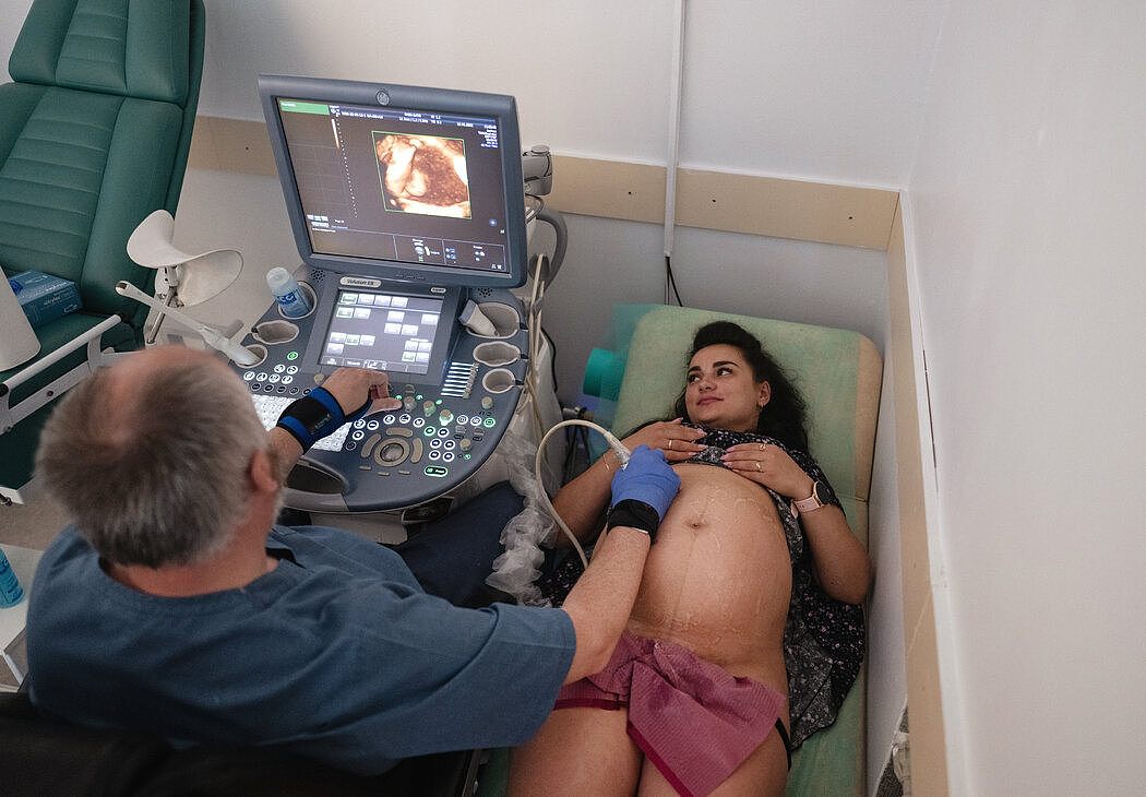 8月中旬，怀孕38周的代孕母亲戴安在基辅的BioTexCom诊所接受超声波扫描。