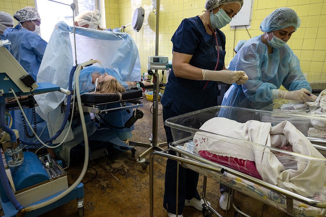 乌克兰医生奥列娜·博里西夫纳正准备将维多利亚生下的婴儿带到育婴室。