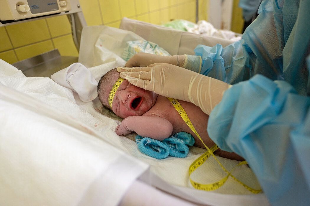 乌克兰医务人员在照顾维多利亚8月生下的婴儿。