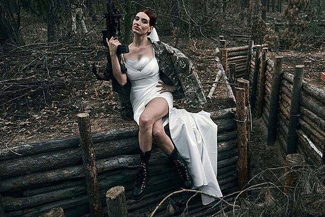 乌克兰31岁美女狙击手前线办婚礼，穿婚纱拿机关枪，曼妙身姿惹眼（组图） - 2