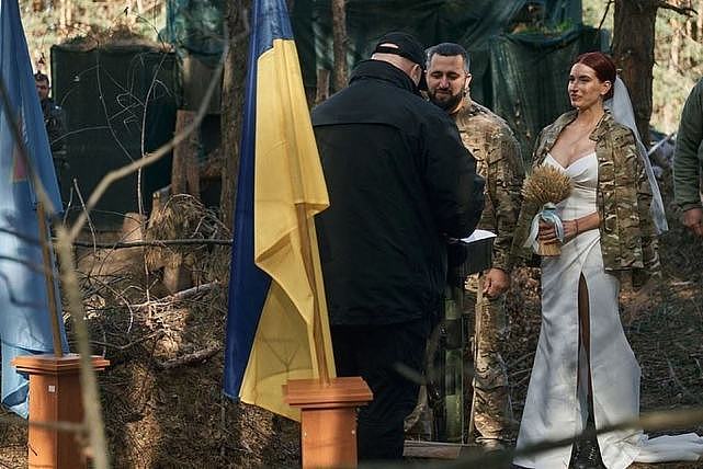 乌克兰31岁美女狙击手前线办婚礼，穿婚纱拿机关枪，曼妙身姿惹眼（组图） - 4