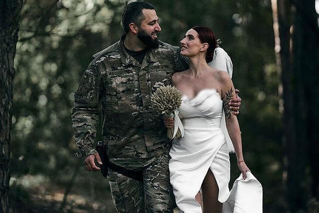 乌克兰31岁美女狙击手前线办婚礼，穿婚纱拿机关枪，曼妙身姿惹眼（组图） - 3