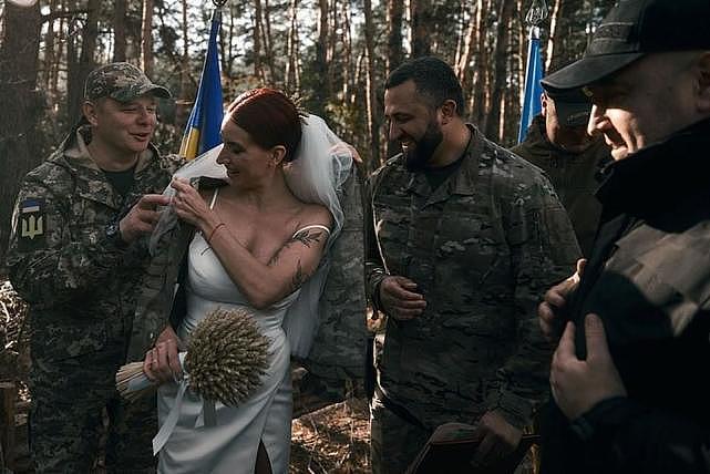 乌克兰31岁美女狙击手前线办婚礼，穿婚纱拿机关枪，曼妙身姿惹眼（组图） - 7