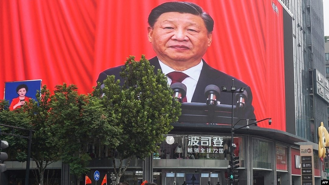 中國浙江省杭州市街頭大屏幕直播放習近平在中共二十大開幕式上的講話。 （2022年10月16日）