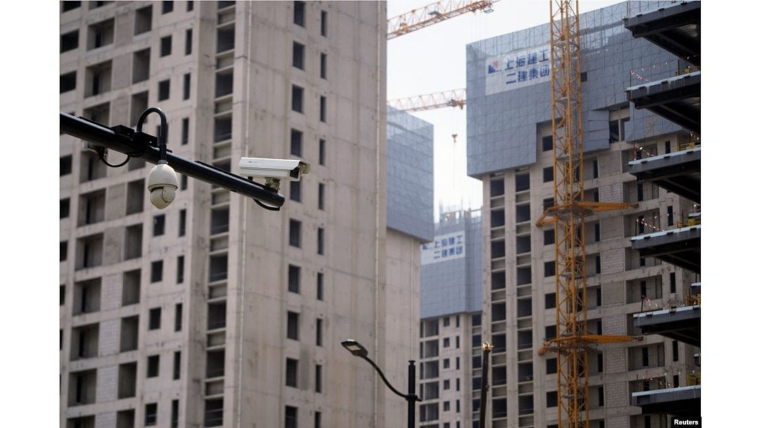 上海一處正在修建的公寓樓盤旁豎立著一個監控攝像頭。（2022年7月20日）