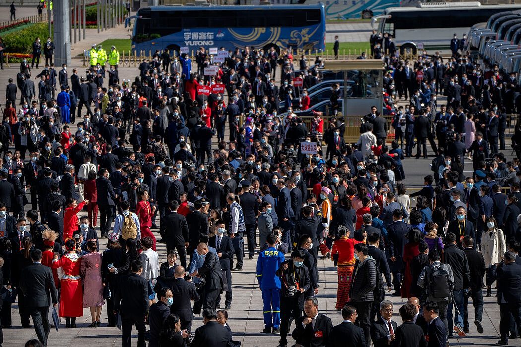 出席了在北京召开的中国共产党全国代表大会开幕式的代表离开会场，摄于周日。