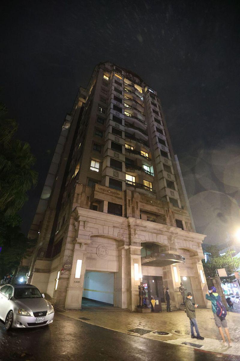 台北市消防局接獲通報，在內湖區文德路一棟大樓發生一起墜樓案件，經證實死者是現年6...