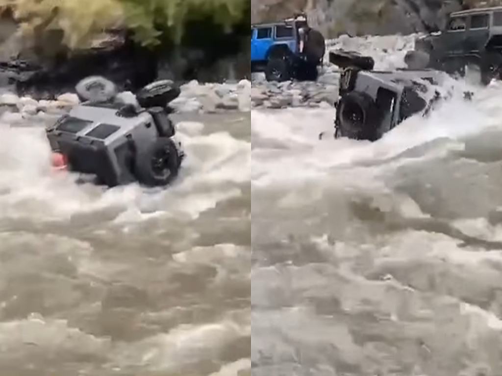 吉普車在湍急溪水中翻落河中，滾了一圈才回正，裝備幾乎被沖光；警方查出該車隊共10多輛吉普車，當天違法到大安溪上游戲水，將開罰。（翻攝照片）
