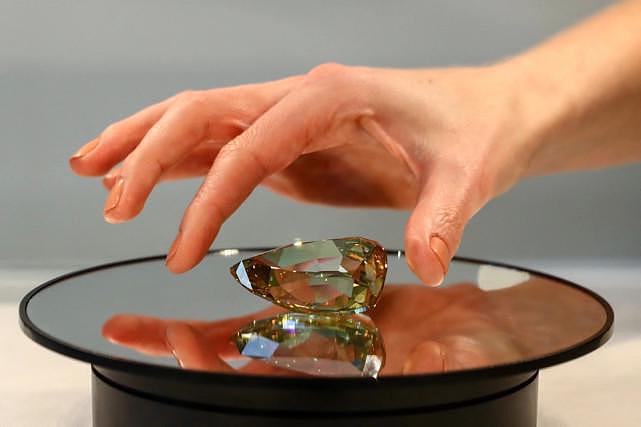 估价超1亿元！世界最大无瑕钻石将被拍卖，340克拉，女孩花园捡到（组图） - 3