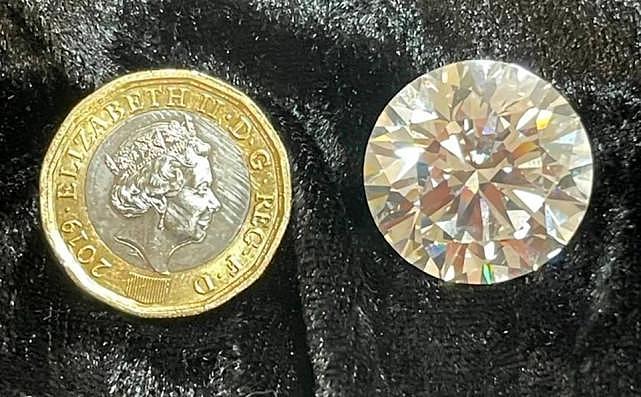 估价超1亿元！世界最大无瑕钻石将被拍卖，340克拉，女孩花园捡到（组图） - 5