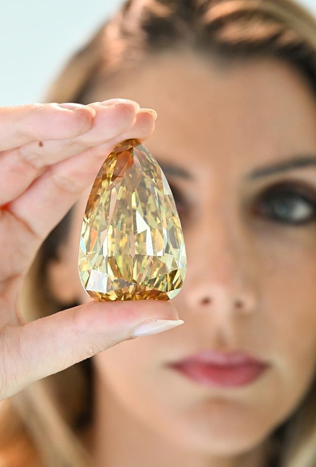 估价超1亿元！世界最大无瑕钻石将被拍卖，340克拉，女孩花园捡到（组图） - 2