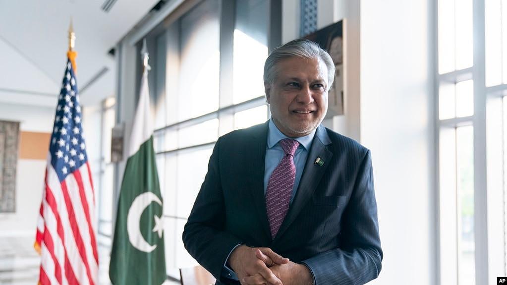 巴基斯坦财政部长伊沙克·达尔(Ishaq Dar)2022年10月14日在巴基斯坦驻美国大使馆接受美联社采访。