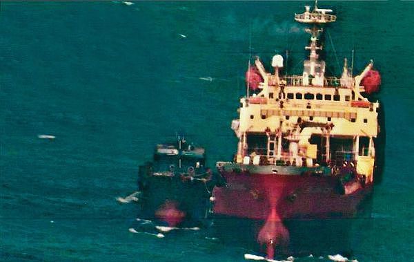 美国全球鹰无人机曾拍下北韩利用船舶对船舶方式，在公海接驳黑市油品（图），而后改为深夜运油仍被卫星搜证。