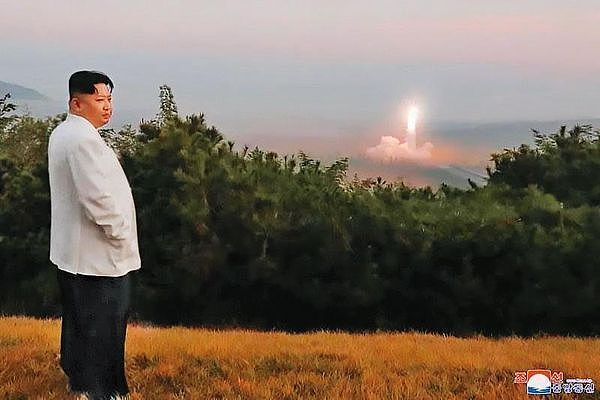 北韩狂人金正恩近来频频试射导弹，破坏东亚区域稳定，遭联合国及美国制裁。 （翻摄朝鲜中央通讯社KCNA）