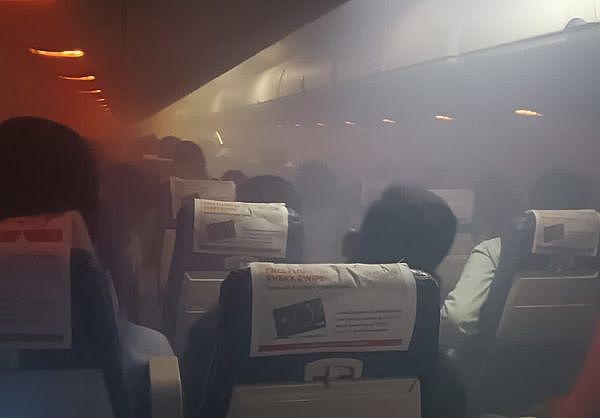 ▲▼印度香料航空（SpiceJet）班机内冒出大量浓烟。 （图／翻摄自推特）