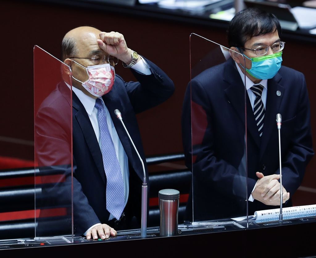 行政院长苏贞昌（左）18日上午在立法院议场备询，午间传出确诊消息，下午行程已全取消。（图／季志翔摄）