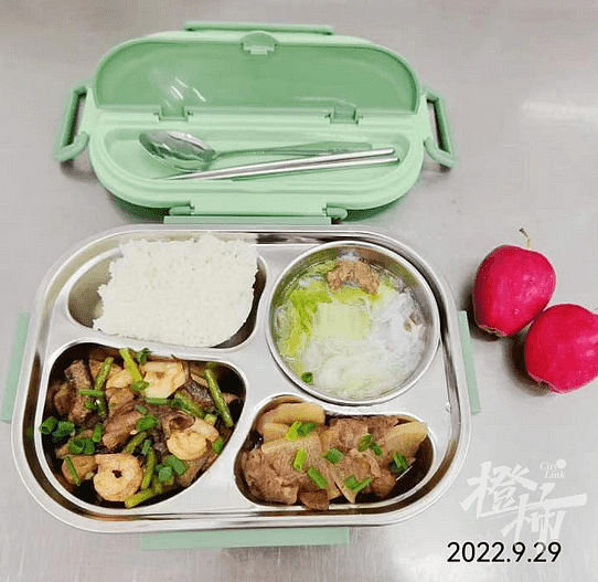 杭州一小学的午餐冲上热搜，15元餐标有鲍鱼、梭子蟹、山竹……怎么做到的？我们在学校有意外发现（组图） - 1
