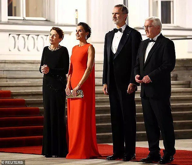 西班牙49岁王后，穿五年前的红裙赴宴，被热议，大臂粗了却更美（组图） - 2