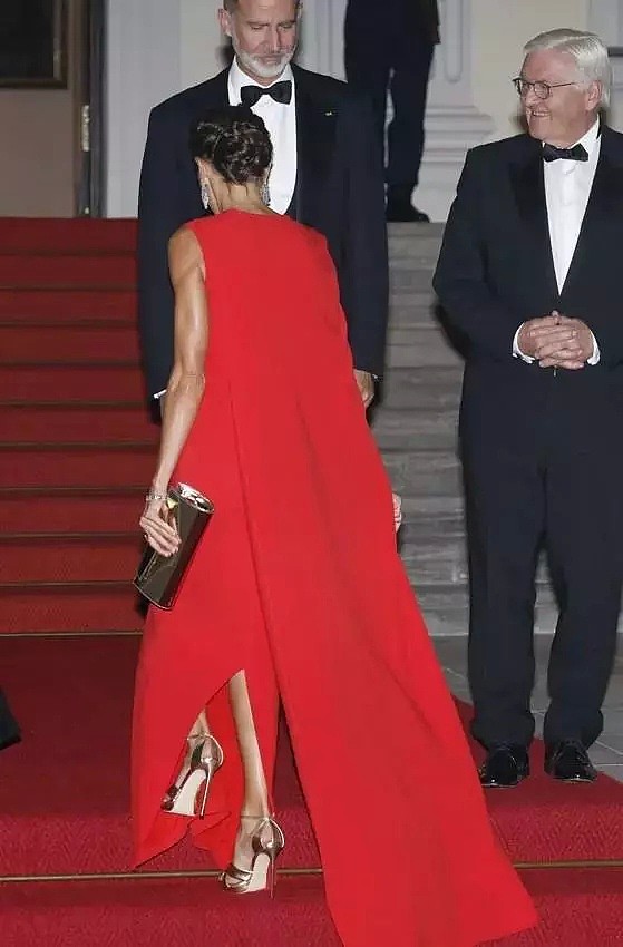 西班牙49岁王后，穿五年前的红裙赴宴，被热议，大臂粗了却更美（组图） - 4