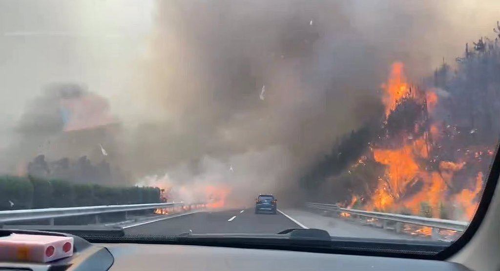 广西桂林市所属数估县发生山火烧至高速公路，火势当惊人，现已被救火队伍部份控制，尚无伤亡报告。 （图／网路视频截图）