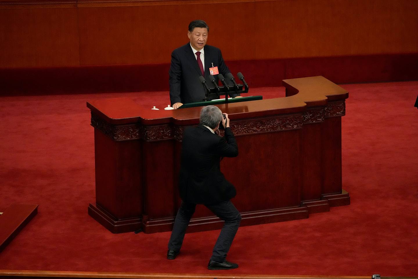 2022年10月16日，中国共产党第二十次全国代表大会开幕，中国国家主席习近平在台上演讲（Mark Schiefelbein／美联社）