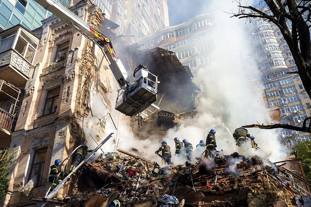 一架「見證者-136」（Shahed-136）「神風」（kamikaze）自殺無人機17日擊中烏克蘭首都基輔一棟公寓大樓。（圖／美聯社）