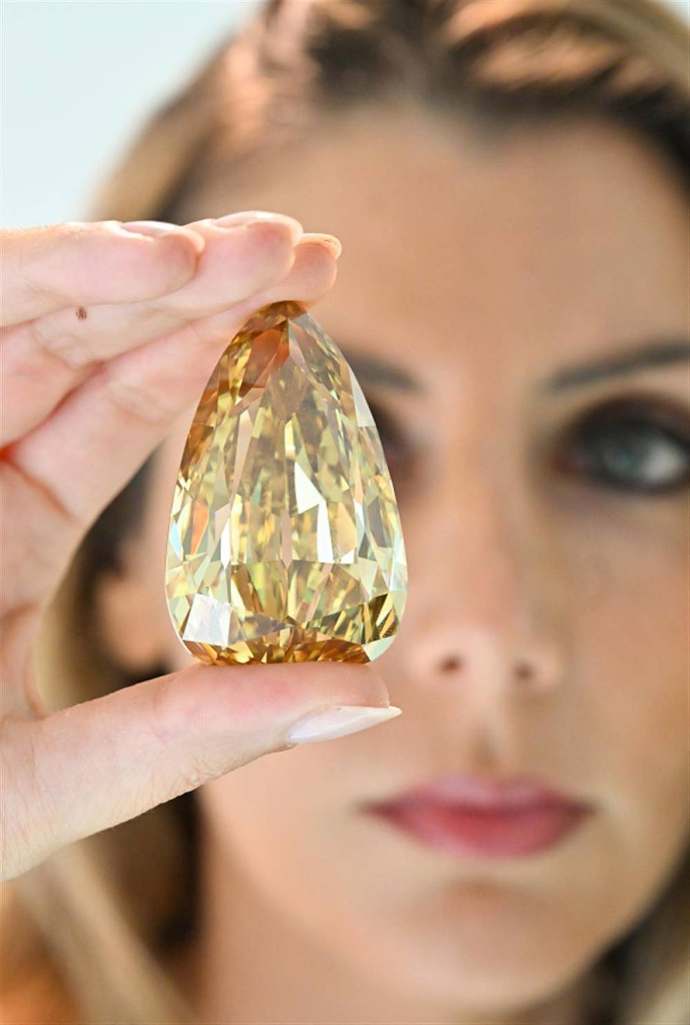 全球最大无瑕钻石估价约1亿元，拍卖史最贵，10颗钻石中国人买走2颗（组图） - 2